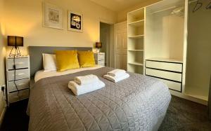 ein Schlafzimmer mit einem Bett mit Handtüchern darauf in der Unterkunft CENTRAL, newly refurb 2 bed flat with FREE PARKING in Cambridge