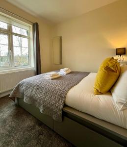 a bedroom with a bed with a yellow pillow on it at CENTRAL, newly refurb 2 bed flat with FREE PARKING in Cambridge