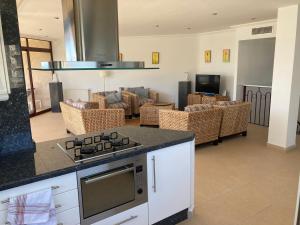 O bucătărie sau chicinetă la Atico Duplex Penthouse Rosa Marina Club Nautico Calpe Penon Sea view