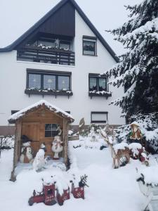 Gernrode - HarzにあるFerienwohnung"Harzliebe"の雪中のクリスマス装飾の家