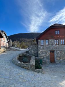 科雷尼察的住宿－Plitvice Village，一座石头建筑,旁边标有标志