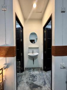 ein Bad mit einem Waschbecken und einem Spiegel in der Unterkunft Walking street hostel & homestay at Haadrin in Haad Rin