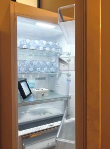 ガエータにあるIl Bottone D'Argentoの食器がたくさん入ったオープン冷蔵庫