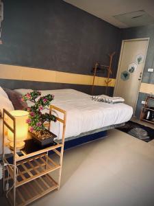 Un pat sau paturi într-o cameră la ME Hostel & Homestay at Haadrin