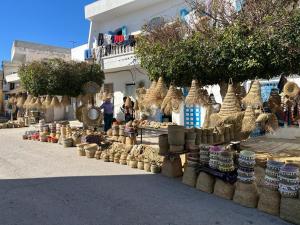 un marché avec des paniers et autres articles dans une rue dans l'établissement Dar Yessine Boutique Hôtel, à Sousse