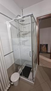 - une cabine de douche avec toilettes dans la chambre dans l'établissement City Cottage, à Reggio d'Émilie