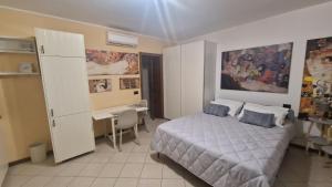 - une chambre avec un lit et un bureau dans l'établissement City Cottage, à Reggio d'Émilie