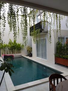 a swimming pool in the courtyard of a house at Rumah Menik in Uluwatu