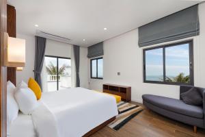 um quarto com uma cama branca e um sofá em Villa 4PN l RESORT BIỂN HỒ TRÀM l view biển l BAO GỒM ĂN SÁNG em Xuyên Mộc
