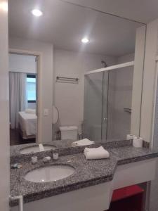 a bathroom with a sink and a shower at Conforto e Comodidade no Itaim Bibi-Apto 804 in Sao Paulo