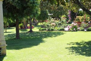 park z kwiatami, drzewami i trawą w obiekcie Duplex Playa de Rons w mieście O Grove