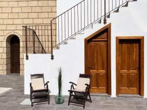 twee stoelen voor een gebouw met trappen bij Casa América in Sabina Alta