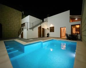 een zwembad in het midden van een huis bij Casa América in Sabina Alta