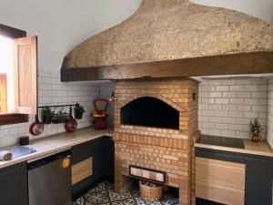 een keuken met een bakstenen oven in het midden bij Casa América in Sabina Alta