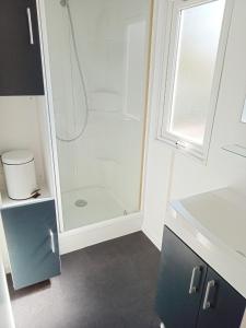 W łazience znajduje się prysznic ze szklanymi drzwiami. w obiekcie Spacieux Mobil-Home Fréjus w Fréjus