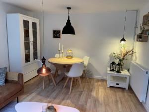- un salon avec une table et un canapé dans l'établissement De Linden, à Egmond aan Zee