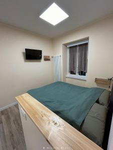 een slaapkamer met een bed en een televisie. bij Dimora Gatto in Trieste