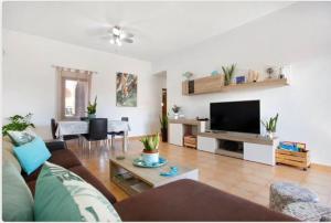 A television and/or entertainment centre at Villa Amistad