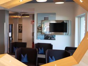 TV a/nebo společenská místnost v ubytování B&B Hotel Kiel-Wissenschaftspark