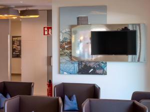 TV a/nebo společenská místnost v ubytování B&B Hotel Kiel-Wissenschaftspark