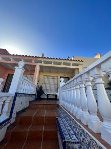 un balcone di una casa con ringhiere bianche di Chalet La Mata a Torrevieja