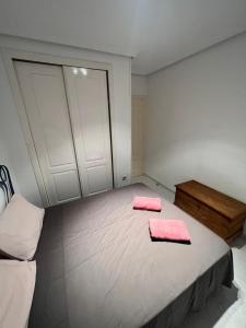 una camera da letto con un letto con due cuscini rosa di Chalet La Mata a Torrevieja