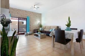 - un salon avec une table et un canapé dans l'établissement Villa Amistad, à La Oliva