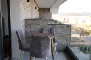 een kleine tafel en stoelen op een balkon bij Le Rocher De L'Atlas in Azrou