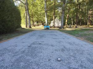 un camino con pelotas en el suelo en un parque en Camping sous les belles etoiles, en Peyrilhac