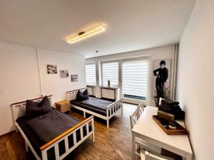 een woonkamer met 2 bedden en een raam bij Moderne Ferienwohnungen in Kleve in Kleve