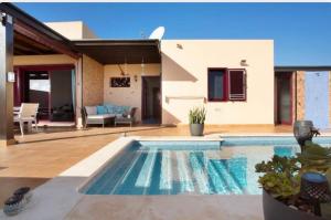 - une piscine au milieu d'une maison dans l'établissement Villa Amistad, à La Oliva