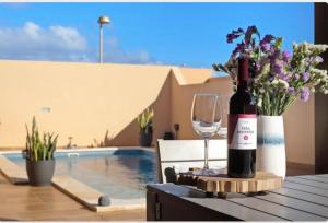 The swimming pool at or close to Villa Amistad