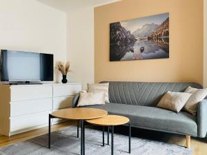 un soggiorno con divano, TV e tavolo di Fewo an der Radau a Bad Harzburg