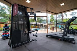 a gym with two treadmills and a treadmill at Pousada Dona Carmita in Brumadinho