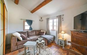 ein Wohnzimmer mit einem Sofa und einem Flachbild-TV in der Unterkunft 3 Bedroom Awesome Home In La Vernarde in La Vernarède