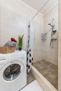 uma máquina de lavar roupa na casa de banho com um chuveiro em Квартира студия 1 комнатная на Теремках низкий этаж em Kiev