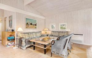 sala de estar con sofás, mesa y sillas en 3 Bedroom Nice Home In Hornbk, en Hornbæk