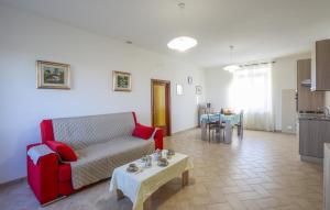 sala de estar con sofá y mesa en 4 Bedroom Amazing Home In Marsiliana, en Marsiliana