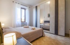1 dormitorio con 1 cama con 2 toallas en 4 Bedroom Amazing Home In Marsiliana, en Marsiliana
