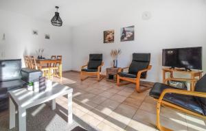 een woonkamer met stoelen en een televisie bij Beautiful Apartment In Bredene With Kitchen in Bredene