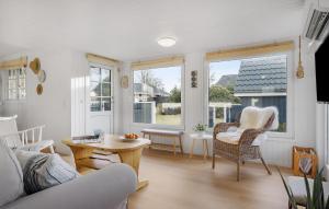 Posezení v ubytování Stunning Home In Hadsund With Wifi