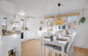 Kuchyň nebo kuchyňský kout v ubytování Stunning Home In Hadsund With Wifi