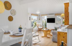 TV a/nebo společenská místnost v ubytování Stunning Home In Hadsund With Wifi