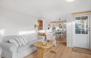 Posezení v ubytování Stunning Home In Hadsund With Wifi