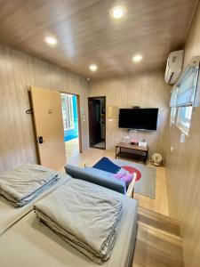 Zimmer mit 2 Betten und einem Flachbild-TV in der Unterkunft 放風Chill in Shang-fu-ts'un