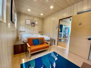 ein Schlafzimmer mit einem Bett und einem Stuhl in einem Zimmer in der Unterkunft 放風Chill in Shang-fu-ts'un