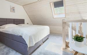 ein Schlafzimmer mit einem großen Bett und einem Tisch in der Unterkunft Lovely Apartment In Tlen With Kitchen in Tleń