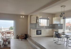 Kuchyň nebo kuchyňský kout v ubytování Sea Side Villa