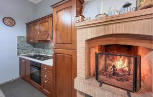 cocina con chimenea en Amazing Apartment In Papiano With House A Panoramic View, en Caiano