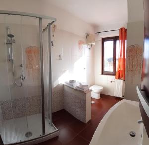 La salle de bains est pourvue d'une douche, d'une baignoire et de toilettes. dans l'établissement Casa del Sole, à Pitigliano